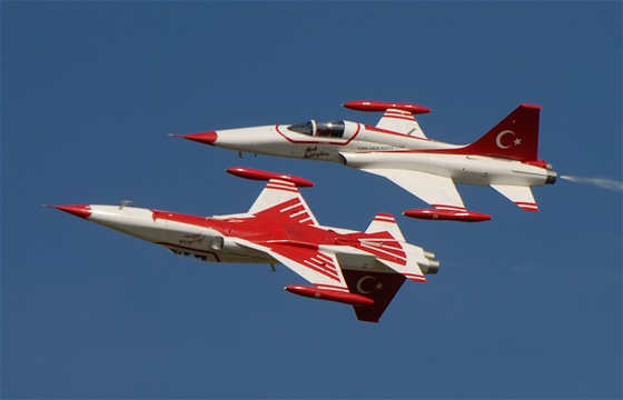 Akrobatická skupina Turkish Stars na Dnech NATO v Ostrav.