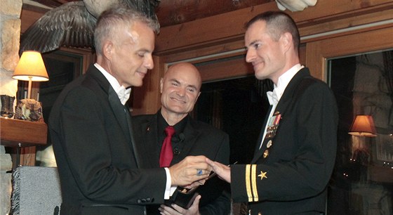 Poruík Gary Ross (vpravo) a Dan Swezy uzavírají svj satek. (20. záí 2011) 