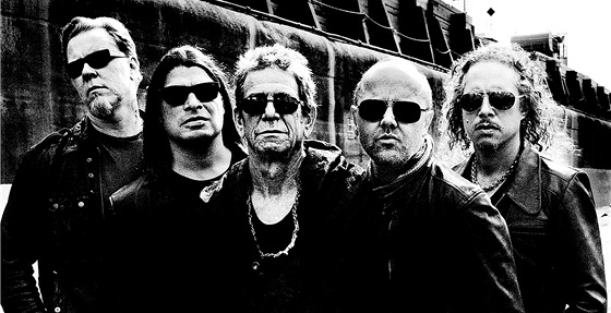 Lou Reed (uprosted) natoil desku s kapelou Metallica  zleva James Hetfield, Robert Trujillo, Lars Ulrich a Kirk Hammett.