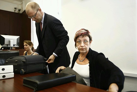Ivana Königsmarková u Obvodního soudu pro Prahu 3 (21. záí 2011)