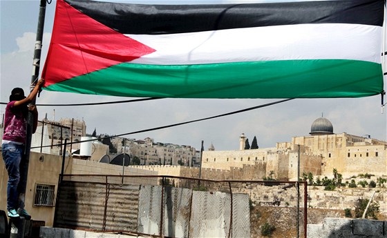 Mladík vyvuje palestinskou vlajku ve východní ásti Jeruzalému. (23. záí