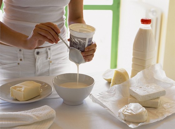 Bílý jogurt se hodí k píprav lehkých mouník i pro nakládání masa na grilování i peení. (Ilustraní snímek)