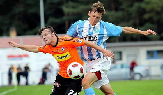 PROSTNÁ KOLEM MÍE. Olomoutí fotbalisté v oranových dresech zdolali