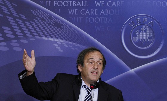 FOTBAL V NEBEZPEÍ. éf evropského fotbalu Michel Platini na summitu UEFA v