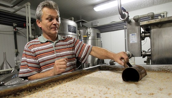 Jaroslav Kutílek je majitelem minipivovaru ve lebských Chvalovicích. Loni uvail 500 hektolitr piva, letos se chce dostat a na 700 hektolitr. Chu jeho eleznohorského leáku ocenili i pivovartí experti.