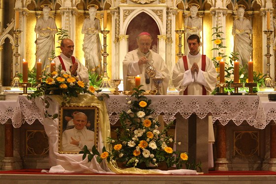 Ostatky blahoslaveného Jana Pavla II. katedrále sv. Václava v Olomouci daroval
