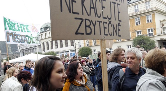 Demonstrace proti kácení strom na námstí Republiky v Pardubicích 