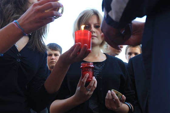 Spoluáci zastelené dívky pili na místo tragédie zapálit svíky