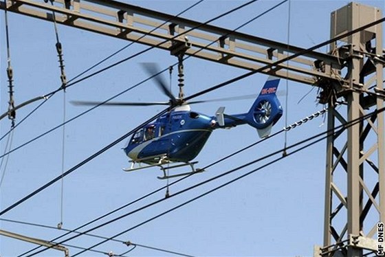 Do pátrání po násilníkovi policie zapojila i vrtulník s termovizí. Ilustraní foto