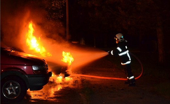Auto, kde spal podnapilý mu, celé pohltily plameny. (Ilustraní snímek)