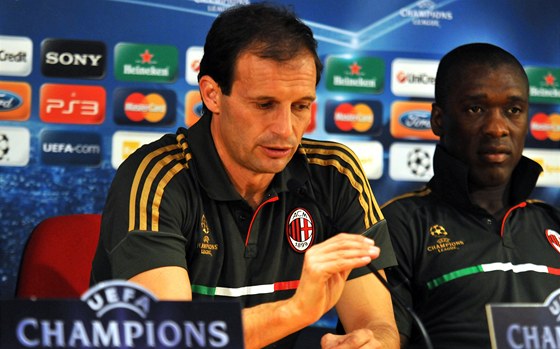 Trenér AC Milán Massimiliano Allegri (vlevo) a Clarence Seedorf  na tiskové