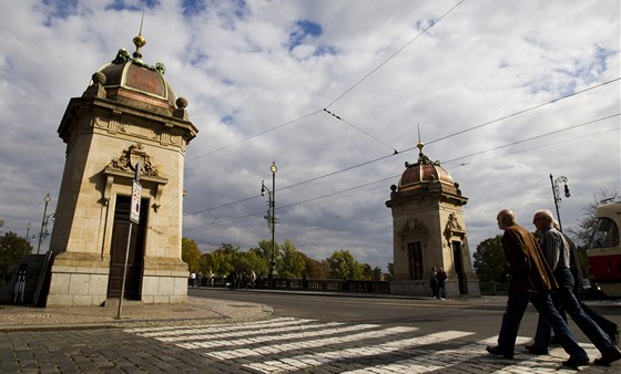 Restaurátoi dokonili opravy dvou domk na most Legií v Praze