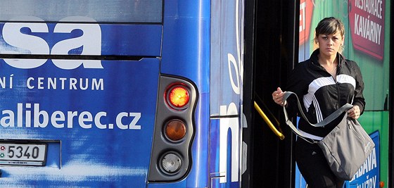Liberecký radní navrhuje, aby veejnou dopravou jezdil zadarmo doprovod dítte. Chce tak do MHD pitáhnout mladé rodiny. (ilustraní snímek)
