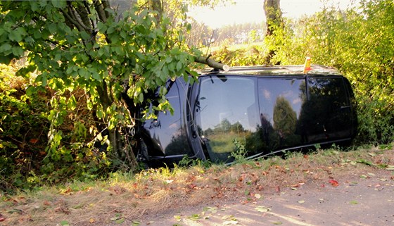 U Louky nedaleko Litovle na Olomoucku havarovalo auto. Spolujezdci se pi ní ván zranili, idi z místa nehody zmizel, ovem následn ho vypátral policejní pes.