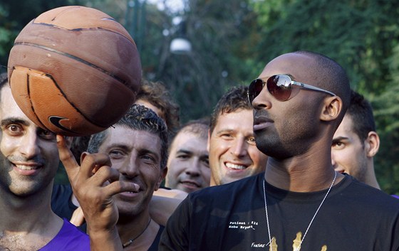 Kobe Bryant obklopený italskými fanouky bhem reklamní akce v Milán.