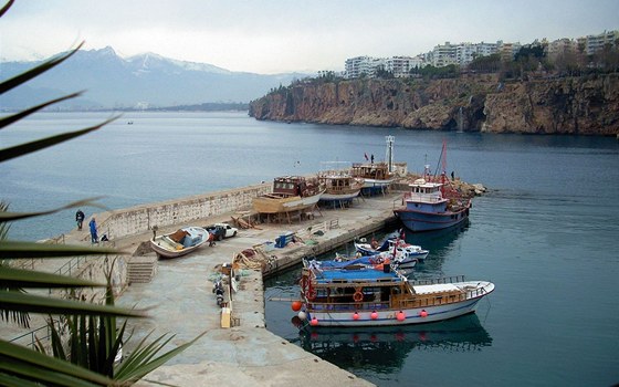 Turecko, Antalya - Malebný starý pístav, v pozadí se tyí hradba pohoí Taurus