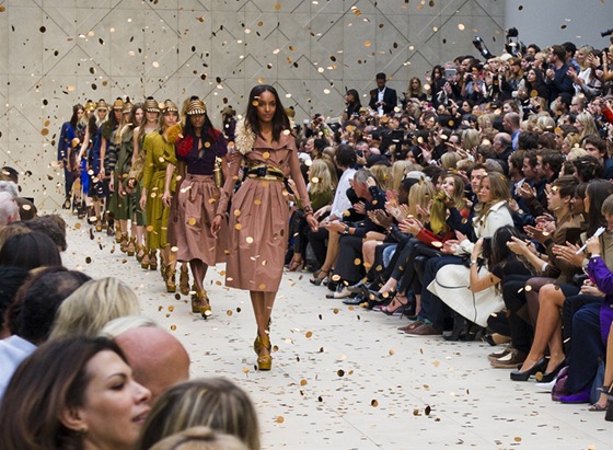 V druhé plce londýnského fashion weeku prezentovala také znaka Burberry, která patí k souasným pikám svtové módy.