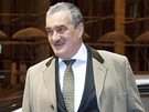 Karel Schwarzenberg v mn obvykl kravat.