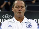 NOV KOU. Huub Stevens, staronov trenr Schalke, sleduje sv svence pi