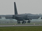 Americk bombardr B-52 pistv na ostravskm letiti.