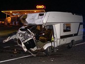 Zdemolovan obytn vz po nehod v Milovicch na Jinsku. (25. z 2011)