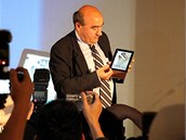 f Aceru Gianfranco Lanci ukazuje prototyp tabletu
