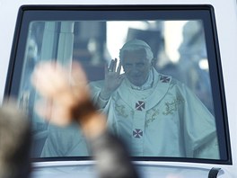 Pape v papamobilu projídí Freiburgem.