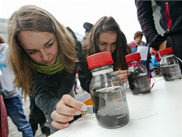 Nakonec se nechalo zlákat nkolik tisíc lidí. Na fotce hrátky s nanokrystaly eleza, které slouí k itní vody