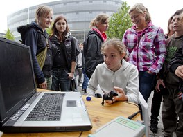 Detektor li. Dnes prý nachytal jednu z uitelek, která se na nj nechala pipojit. Osudným se jí stal dotaz, jestli má ráda dti...