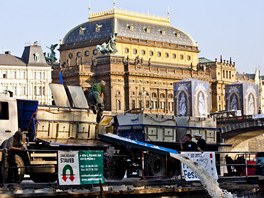 Nakonec se 24 metrák ryb do Vltavy opravdu dostalo.