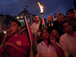 Palestinci poslouchaj projev Mahmda Abbse v OSN (23. z 2011)