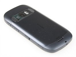 Recenze Nokia 701 telo