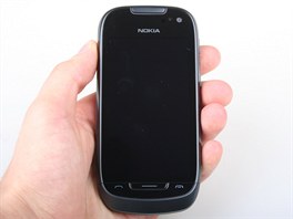 Recenze Nokia 701 telo