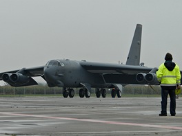 Americk bombardr B-52 pistv na ostravskm letiti.