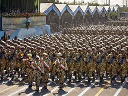 Vojáci íránské armády pochodují bhem pehlídky v Teheránu. (22. záí 2011)