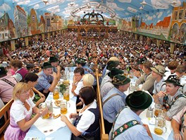 Návtvnici tradiního pivního festivalu ´Oktoberfest´v Mnichov zaplnili jednu