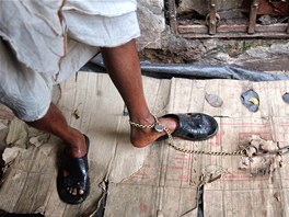 Ptaedesátiletý Ind Pachugopal Das tráví vtinu dne s kovovým etzem okolo