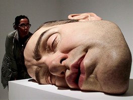 Návtvnice muzea San Ildefonso v Mexico City si prohlíí sochu s názvem "Maska
