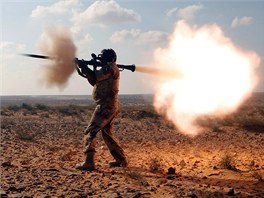 Libyjsk povstalec stl z runho protitankovho grantometu (RPG) na vojky...