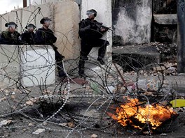 Izraelt policist se na hraninm pechodu Calandia stetli s palestinskmi