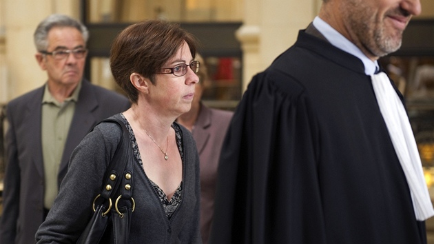 Catherine Tissierová přijíždí k pařížskému soudu. Catherine Tissierová přijíždí k pařížskému soudu.