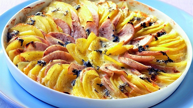 Bramborový gratin s hruškou a modrým sýrem. Bramborový gratin s hruškou a modrým sýrem.