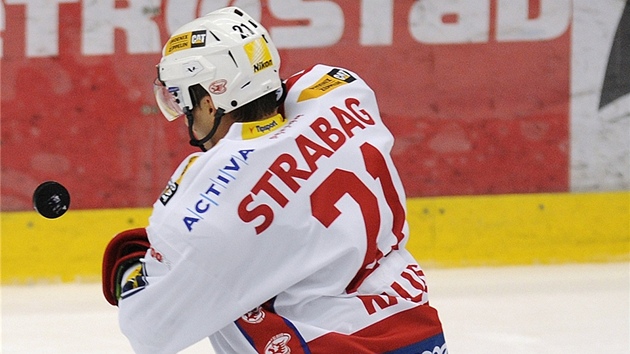 Do útoku se žene Petr Kalus ze Slavie. Do útoku se žene Petr Kalus ze Slavie.