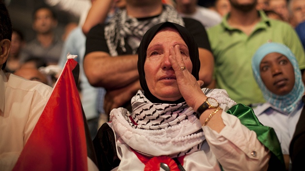 Palestinka pláe pi projevu pedsedy palestinské samosprávy Mahmúda Abbáse v