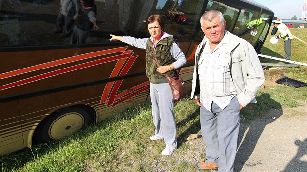 Poltí turisté u autobusu, který havaroval na kruhovém objezdu u erné Hory na