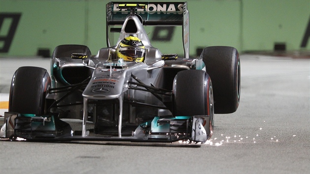 JISKRY. Nico Rosberg z Nmecka v tetím tréninku na Velkou cenu Singapuru. 