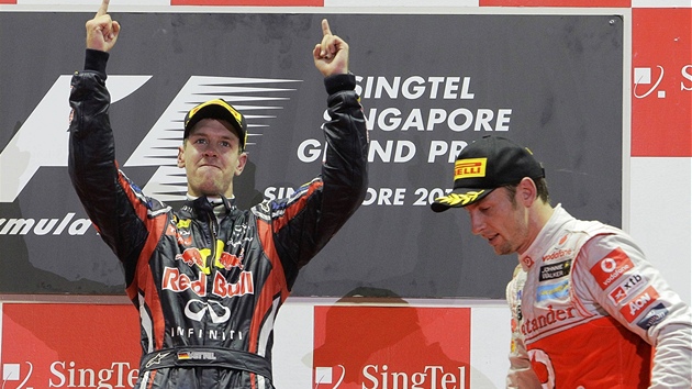 VÍTZ. Nmecký jezdec Sebastian Vettel se raduje na pódiu poté, co ovládl