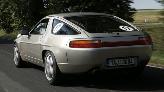 Mén tradiní, ale stále krásné Porsche 928