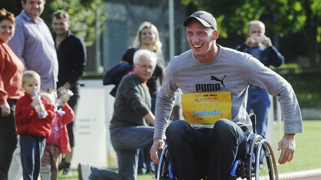 Překážkář Petr Svoboda si ve finálovém kole projektu Atletika pro děti Překážkář Petr Svoboda si ve finálovém kole projektu Atletika pro děti