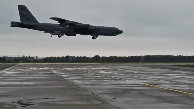 Americký bombardér B-52 pistává na ostravském letiti.